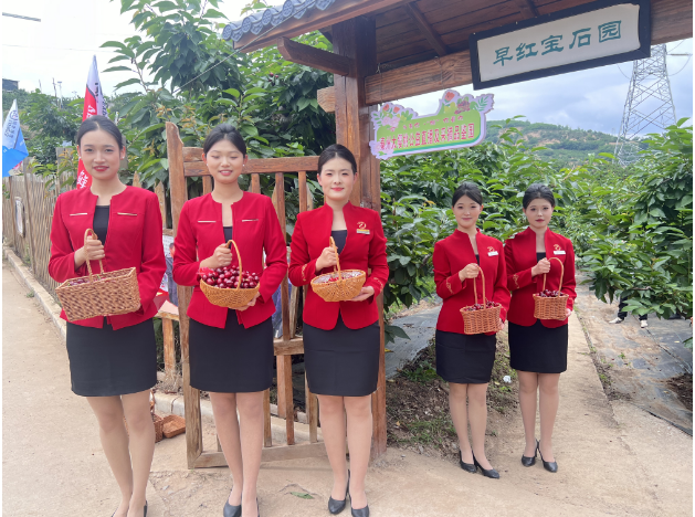 產(chǎn)業(yè)助力 龍馬先行——旅游學(xué)院“龍馬”會務(wù)隊(duì)以專業(yè)禮儀服務(wù)賦能產(chǎn)銷會